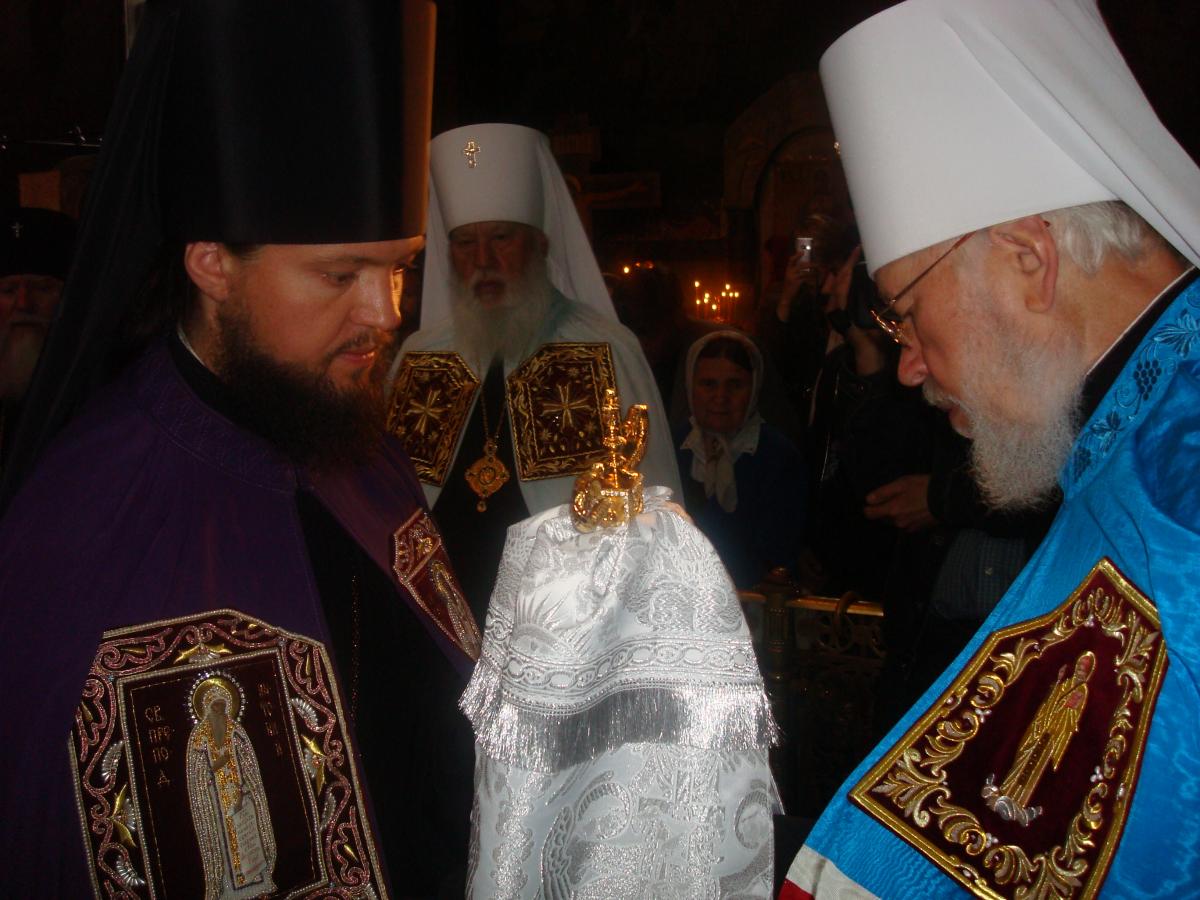 Вручення жезла єпископу Никодиму.
