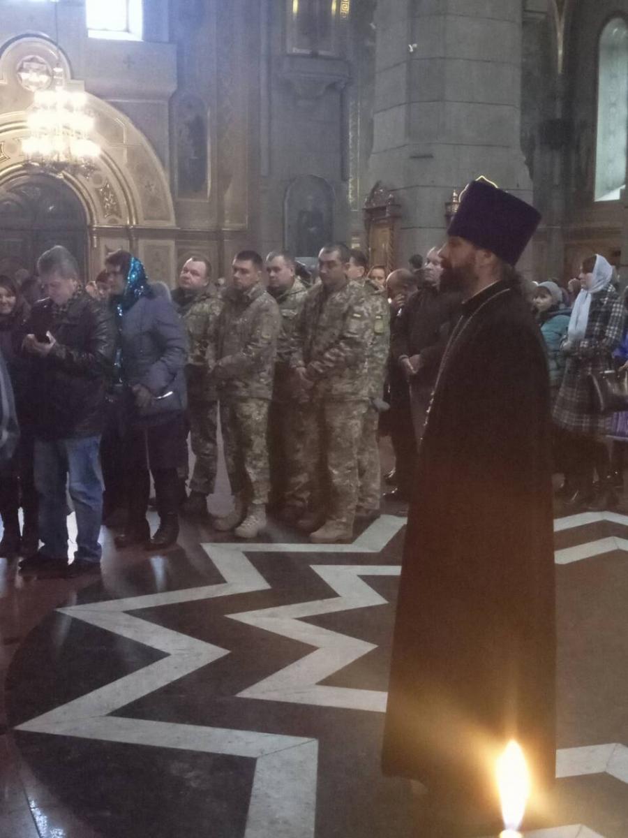 Військові гарнізону Озерного молились перед чесними мощами святого великомученика Димитрія Солунського!