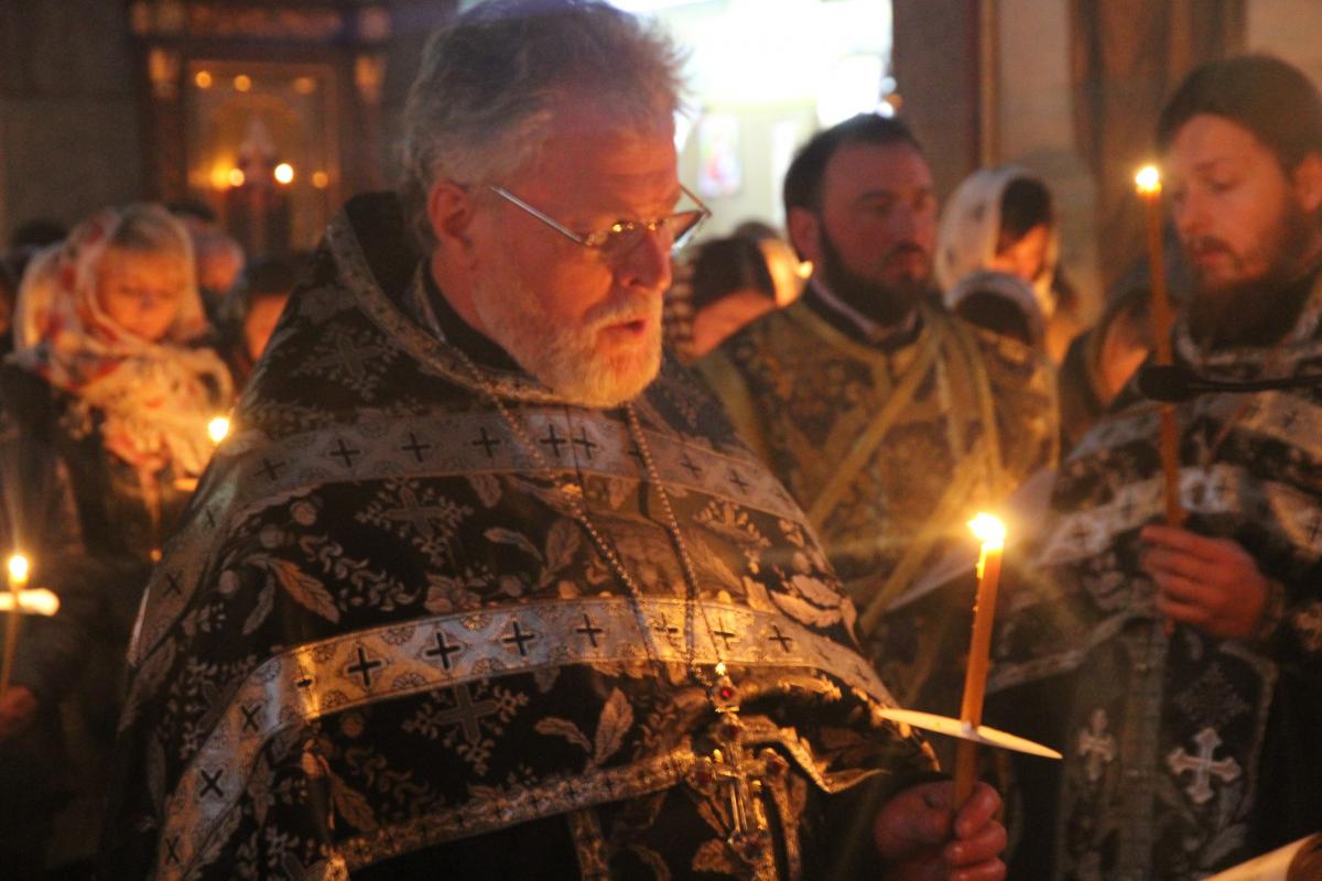 У Спасо-Преображенському кафедральному соборі звершено читання Страсних Євангелій.