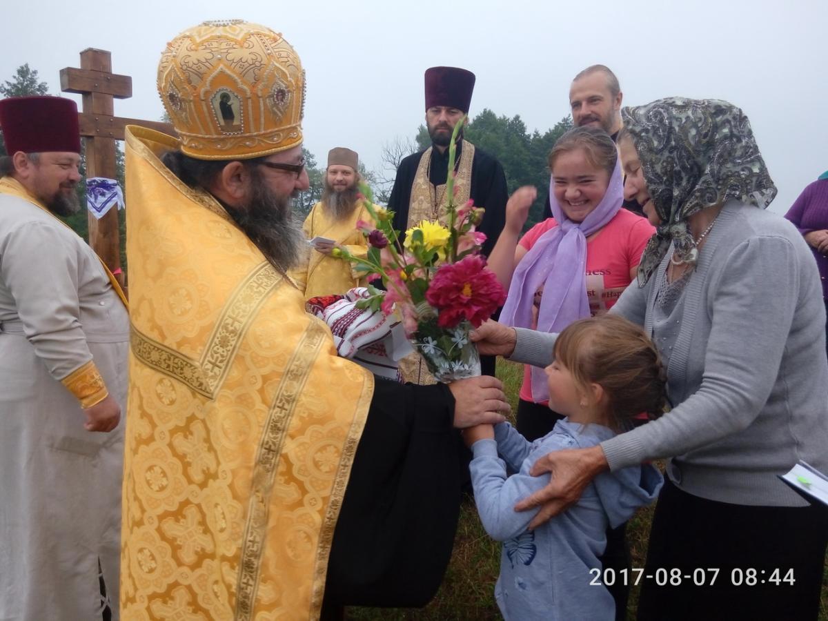 Пам'ятна подія у Мирославці: на в'їзді в село встановлено й освячено Поклінний Хрест