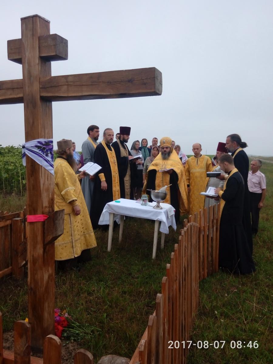 Пам'ятна подія у Мирославці: на в'їзді в село встановлено й освячено Поклінний Хрест