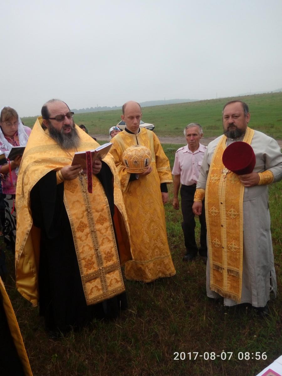 Пам'ятна подія у Мирославці: на в'їзді в село встановлено й освячено Поклінний Хрест
