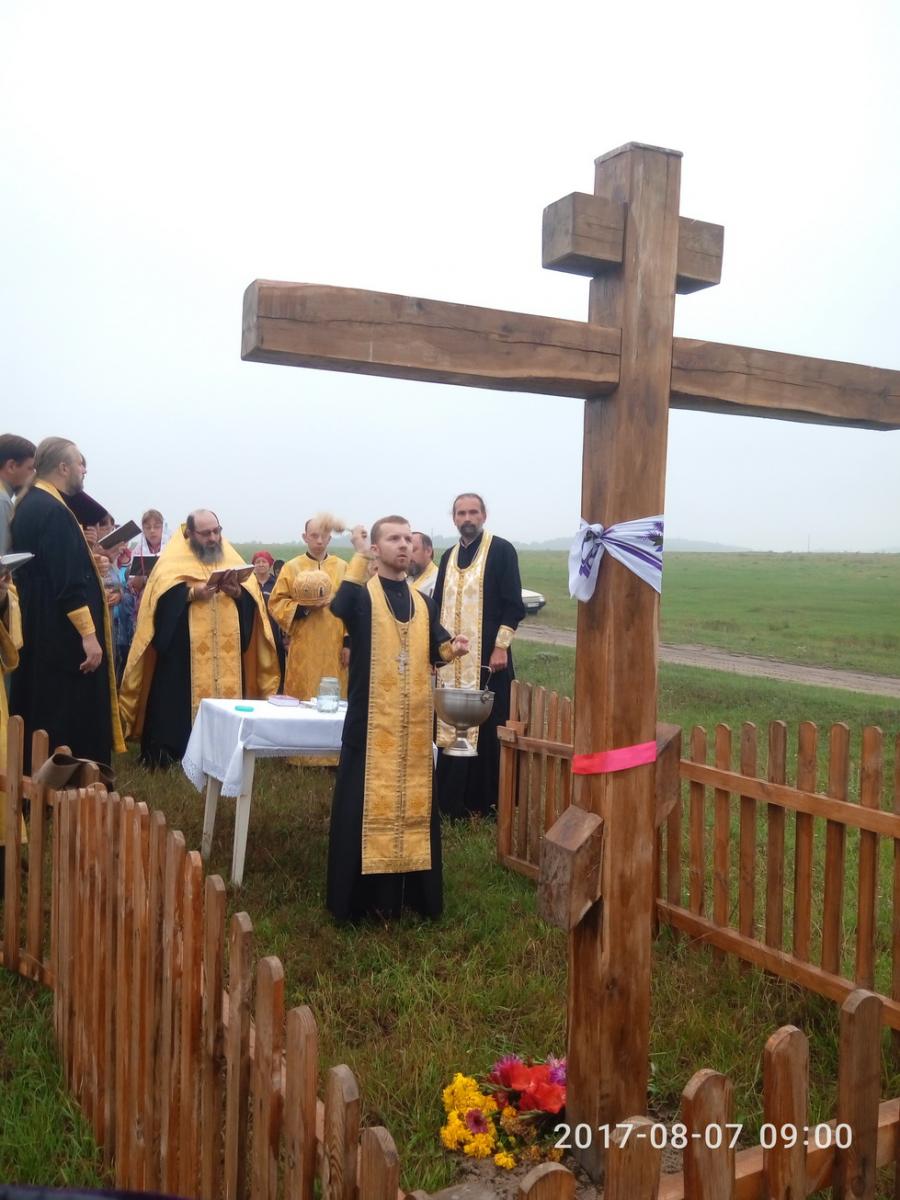 Пам'ятна подія у Мирославці: на в'їзді в село встановлено й освячено Поклінний Хрест