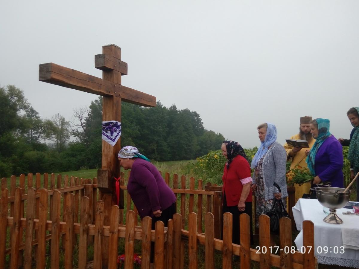 Пам'ятна подія у Мирославці: на в'їзді в село встановлено й освячено Поклінний Хрест