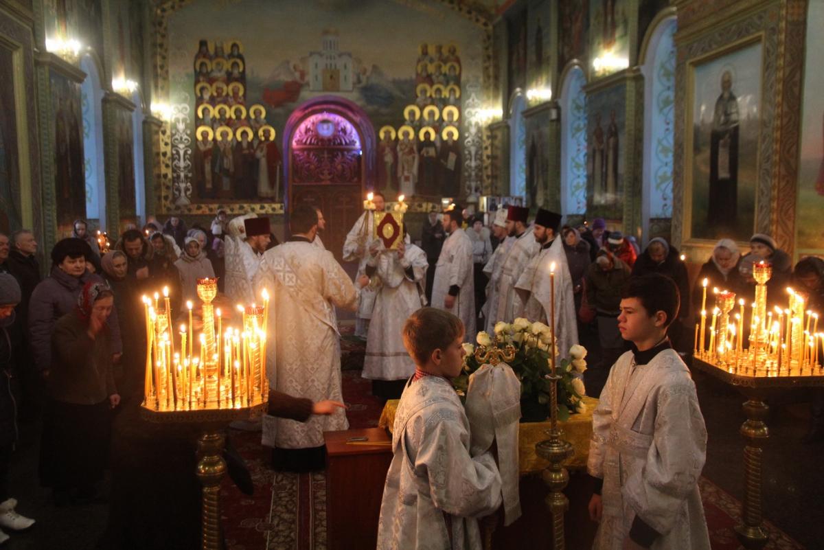День пам'яті святих Небесних Сил безплотних: архієрейське богослужіння із дияконською хіротонією у Свято-Успенському соборі