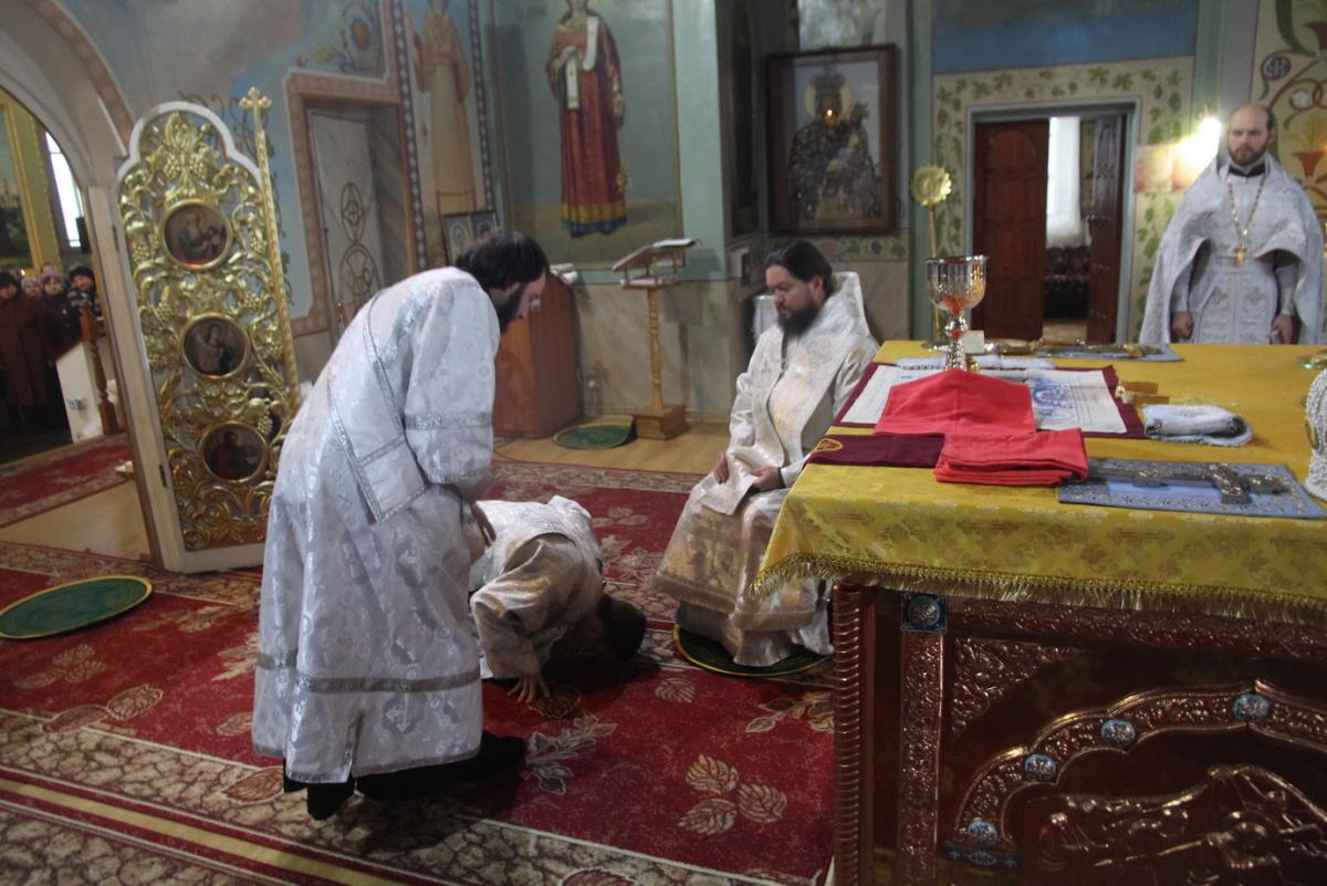 День пам'яті святих Небесних Сил безплотних: архієрейське богослужіння із дияконською хіротонією у Свято-Успенському соборі