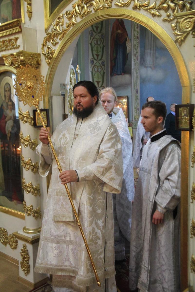 День пам'яті святих Небесних Сил безплотних: архієрейське богослужіння із дияконською хіротонією у Свято-Успенському соборі