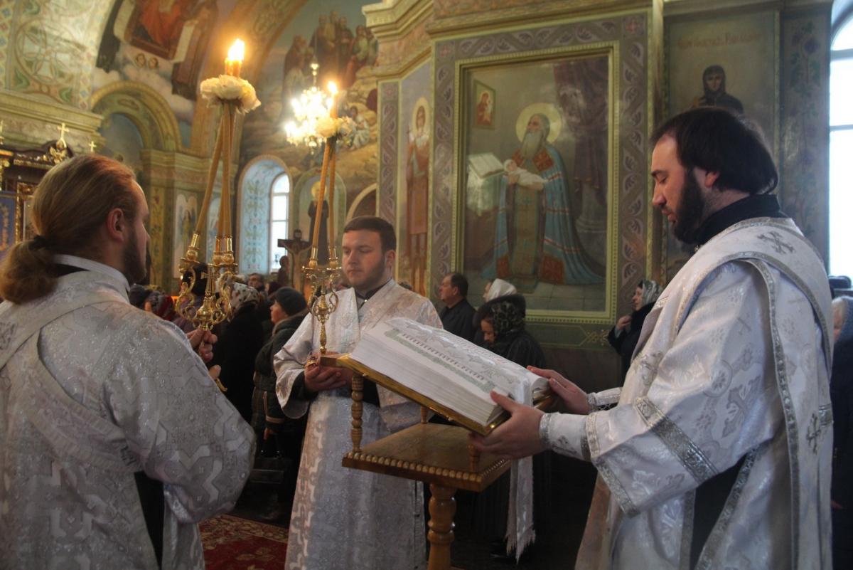 День пам'яті святих Небесних Сил безплотних: архієрейське богослужіння із дияконською хіротонією у Свято-Успенському соборі