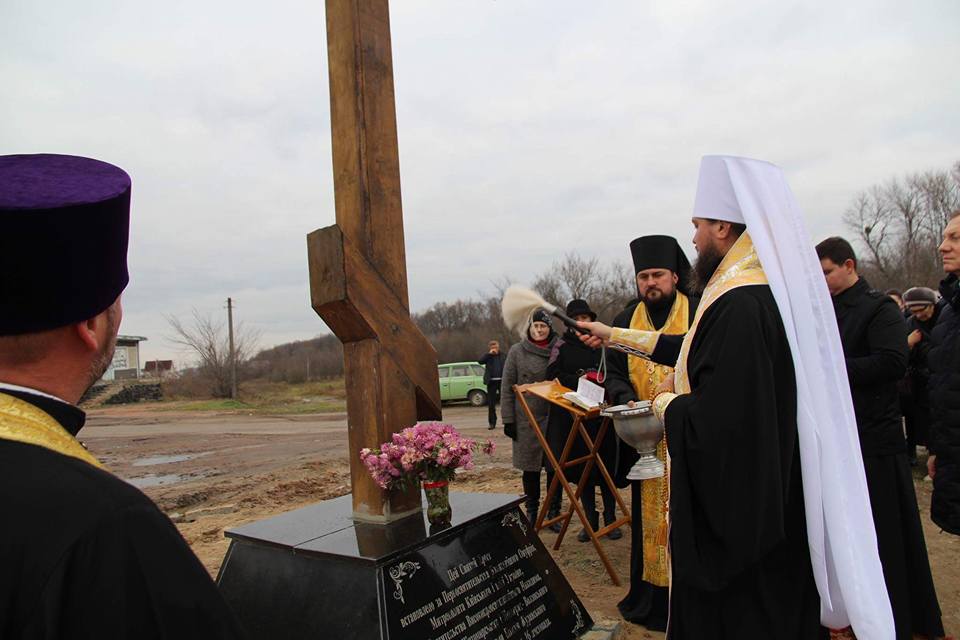 Митрополит Никодим звершив чин освячення хреста на в'їзді в Черняхів!