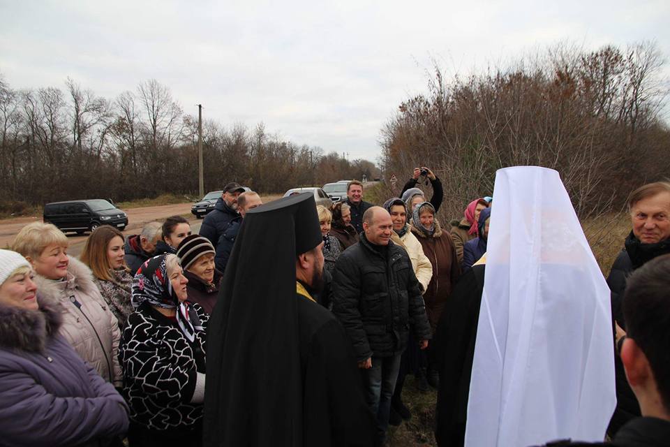 Митрополит Никодим звершив чин освячення хреста на в'їзді в Черняхів!