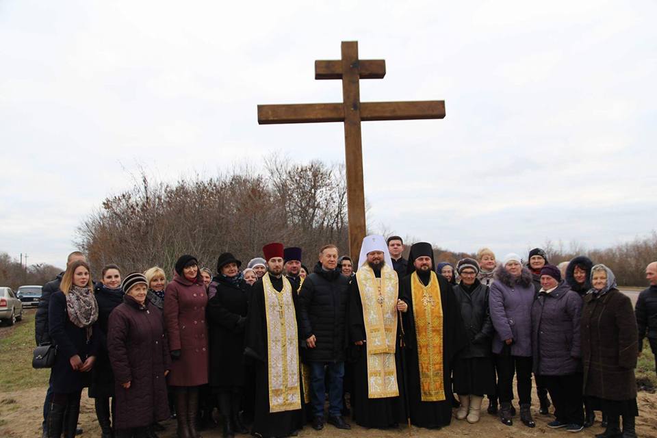Митрополит Никодим звершив чин освячення хреста на в'їзді в Черняхів!
