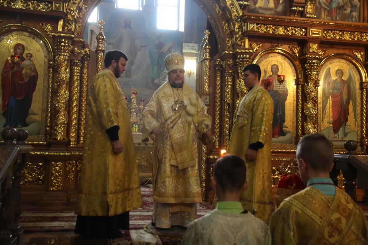 Три архієреї звершили воскресну літургію у головному соборі Житомирської єпархії.