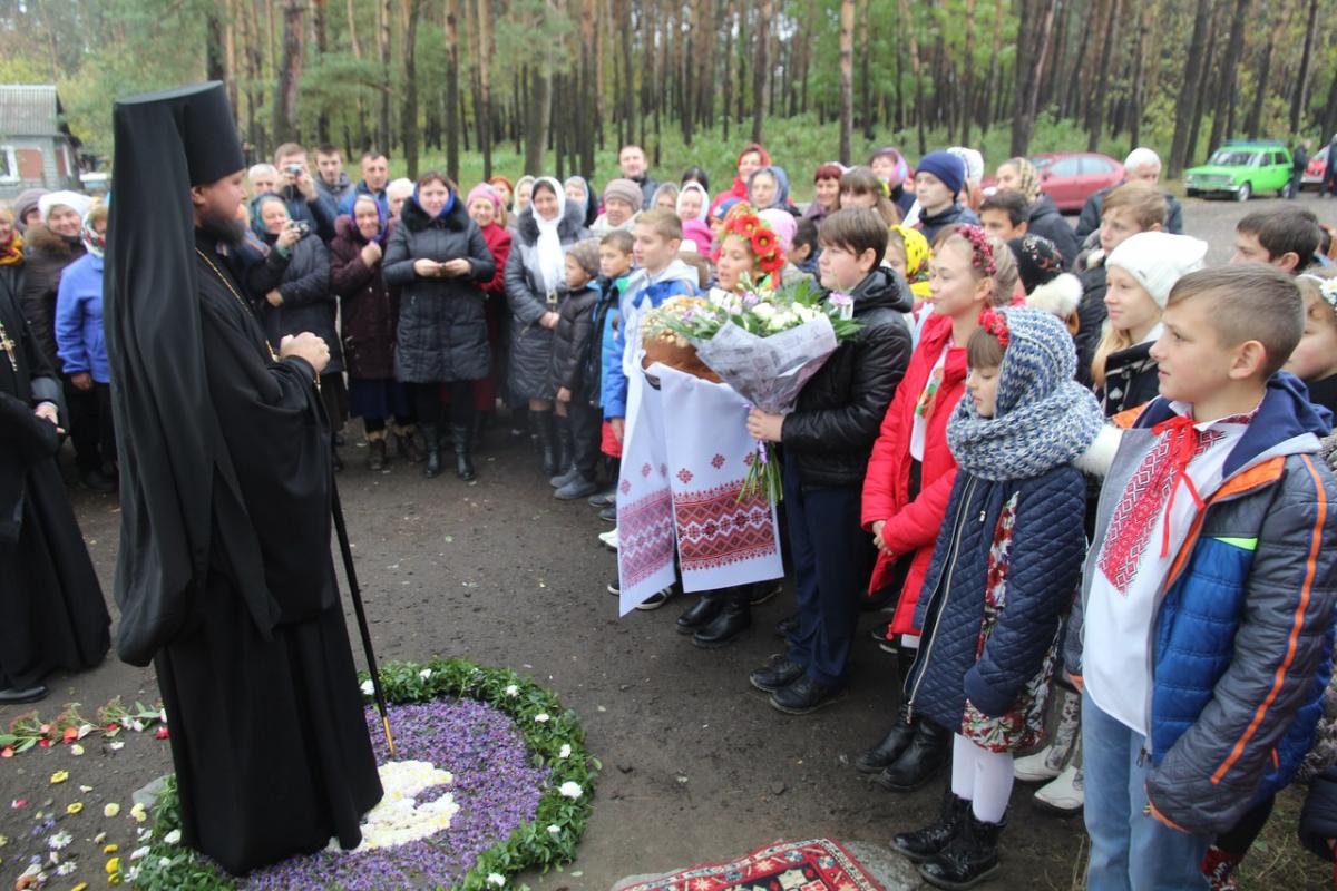 Освячено новий купол та Хрест для храму в честь Царственних страстотерпців у Новоград-Волинському.
