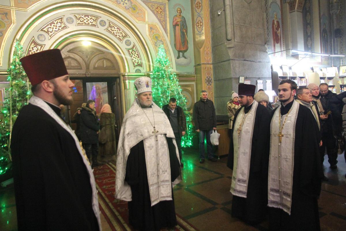 Вечірня молитва накануні свята Різдва Христового у кафедральному соборі