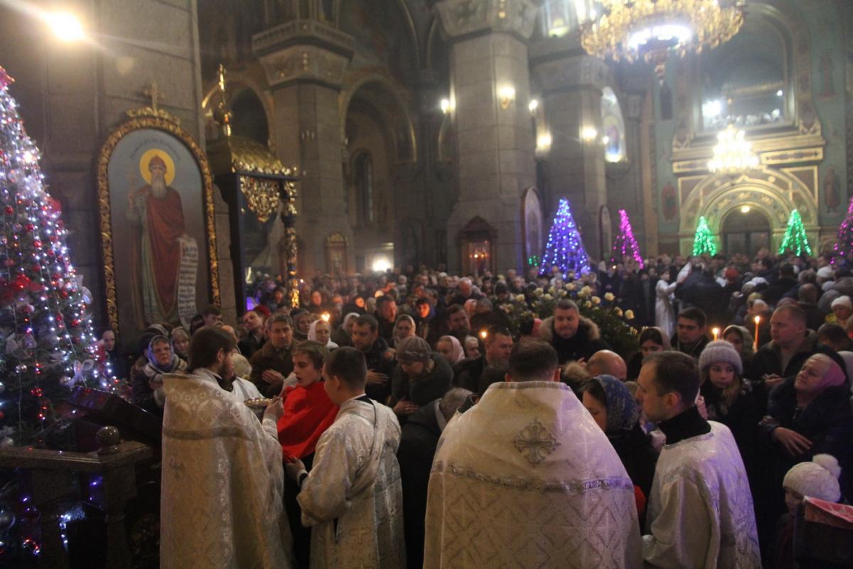 Різдво Господнє житомиряни зустріли нічним богослужінням у Спасо-Преображенському кафедральному соборі!