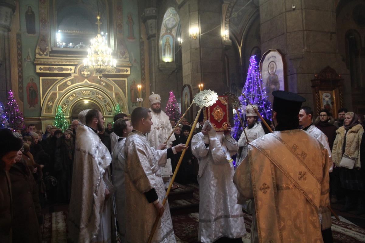 Різдво Господнє житомиряни зустріли нічним богослужінням у Спасо-Преображенському кафедральному соборі!