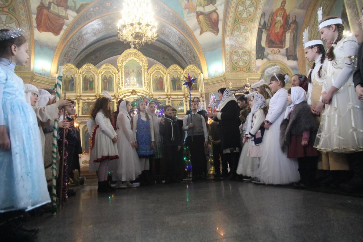 Із світлим Різдвом Христовим архієпископа Никодима привітала громада Свято-Успенського архієрейського собору м. Житомира