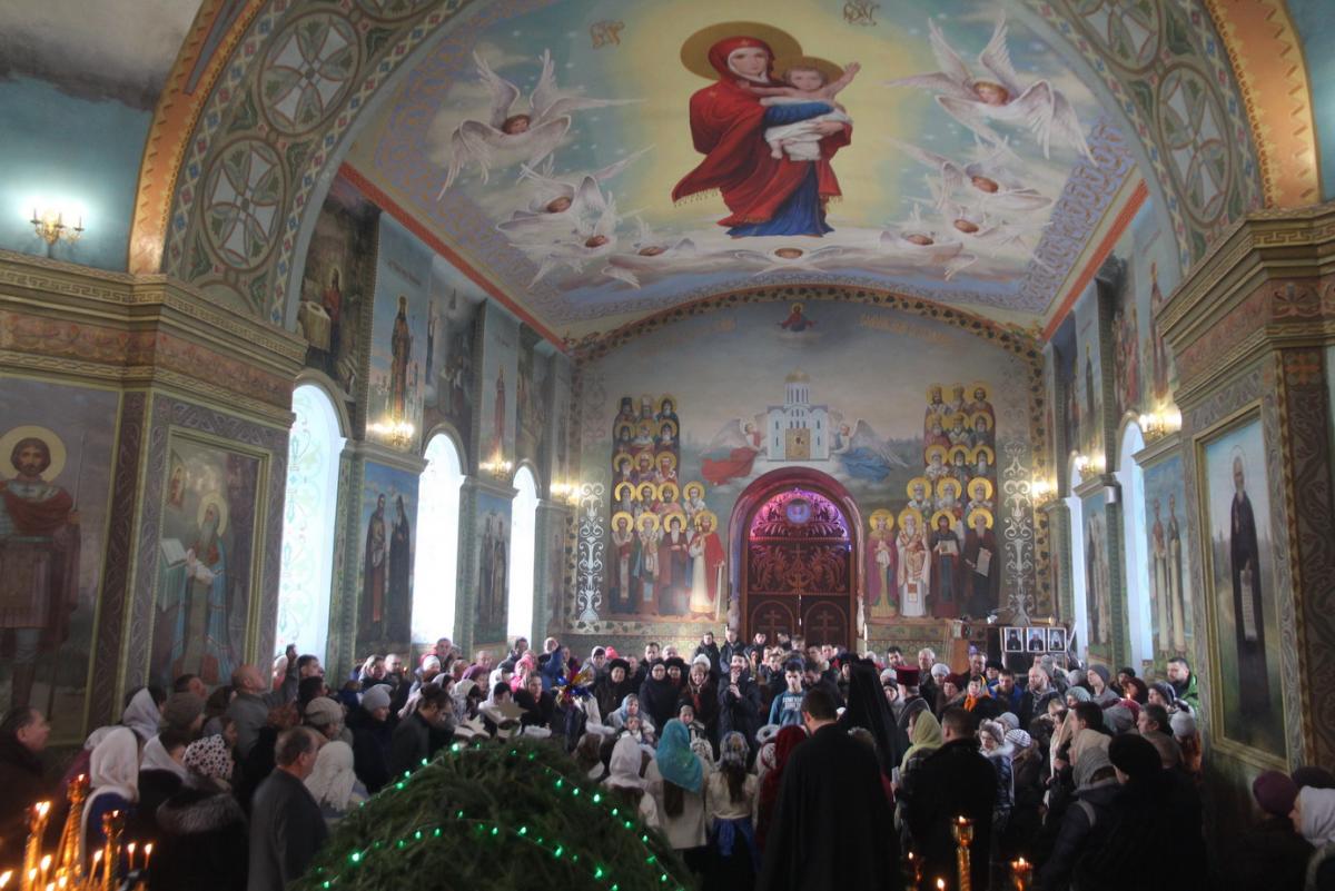 Із світлим Різдвом Христовим архієпископа Никодима привітала громада Свято-Успенського архієрейського собору м. Житомира