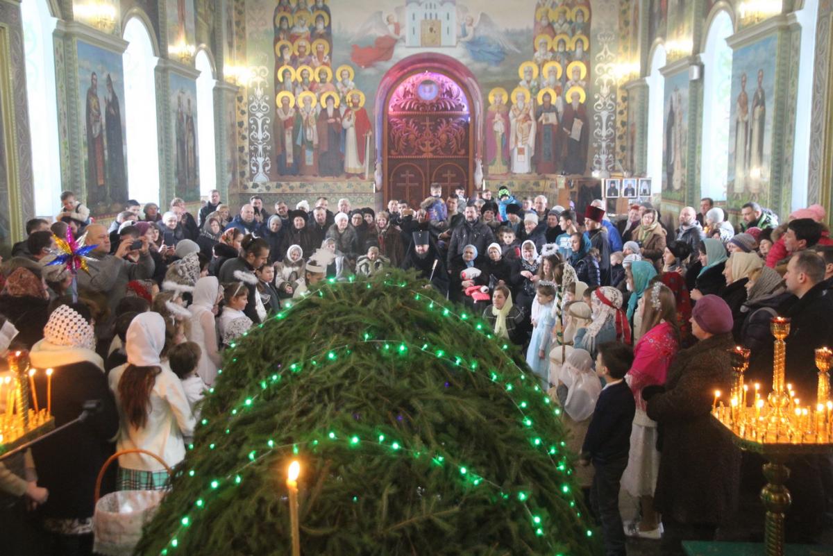 Із світлим Різдвом Христовим архієпископа Никодима привітала громада Свято-Успенського архієрейського собору м. Житомира