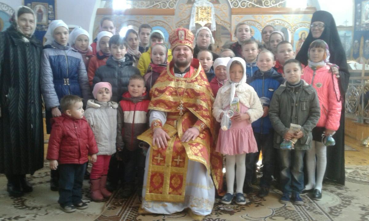 Праздничная Божественная литургия в с. Быстра.