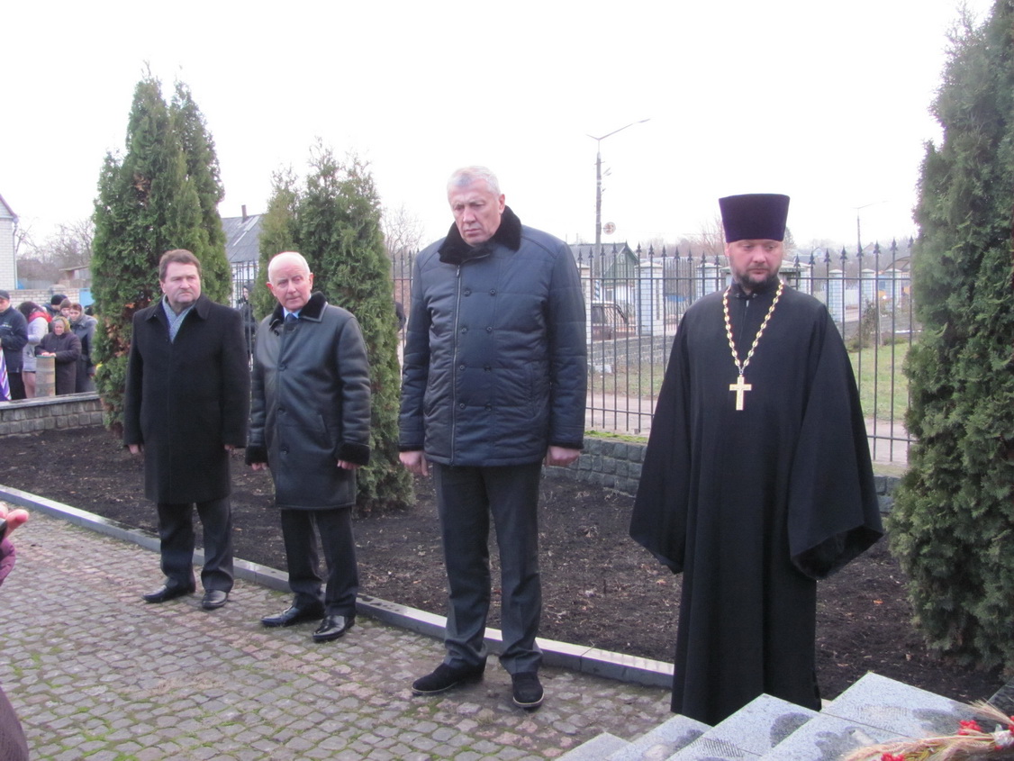 ДУХОВЕНСТВО ЧЕРНЯХІВСЬКОГО БЛАГОЧИНІЯ ПРИНЯЛО УЧАСТЬ У МІТИНГУ – РЕКВІЄМУ ПРИУРОЧЕНОМУ РОКОВИНАМ ГОЛОДОМОРУ В УКРАЇНІ.