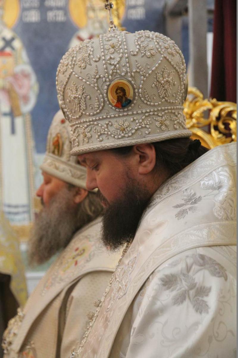 Київ. Архієпископ Никодим звершив Божественну літургію в Свято-Варваринському храмі