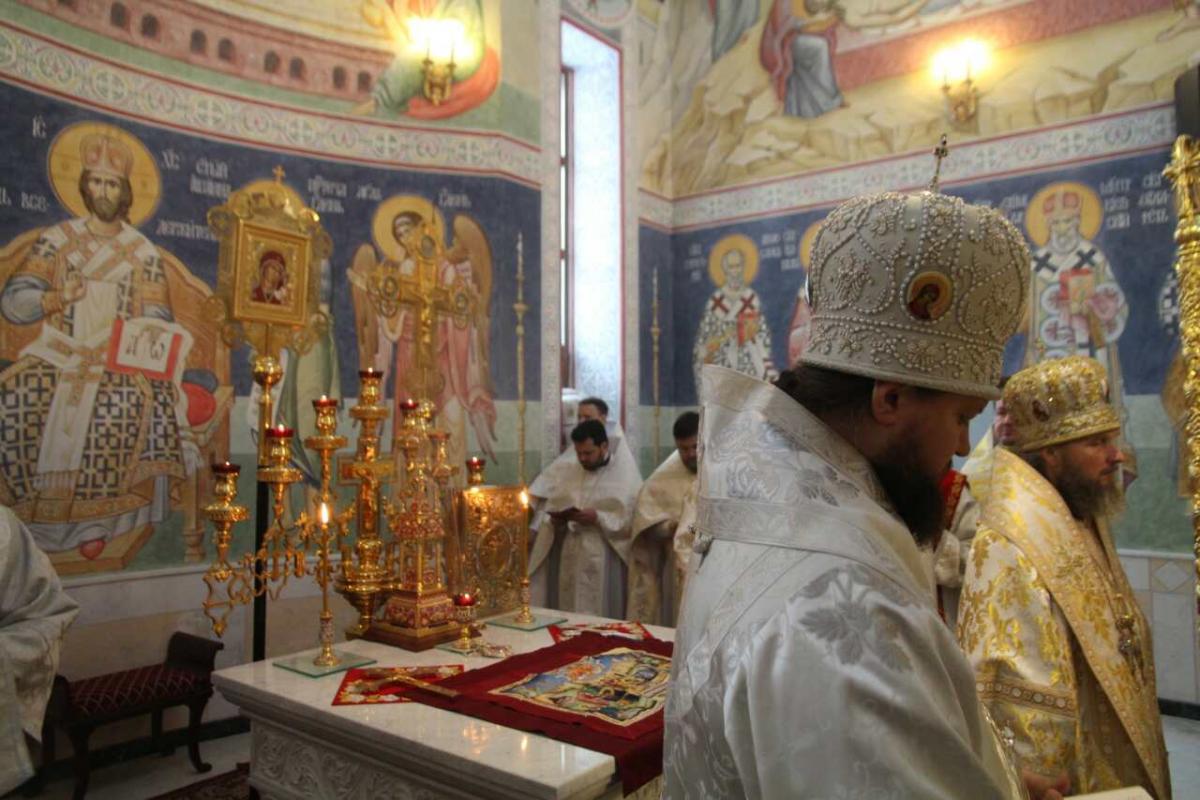 Київ. Архієпископ Никодим звершив Божественну літургію в Свято-Варваринському храмі