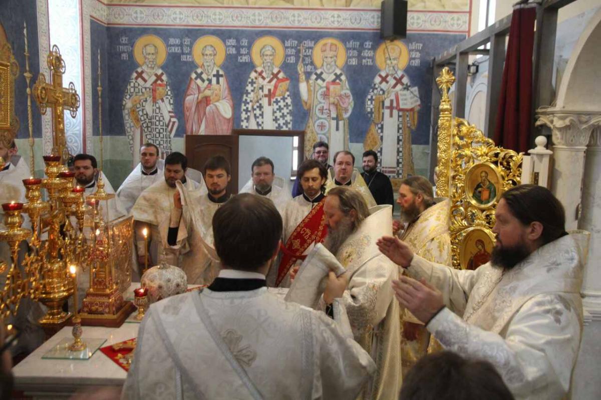 Київ. Архієпископ Никодим звершив Божественну літургію в Свято-Варваринському храмі