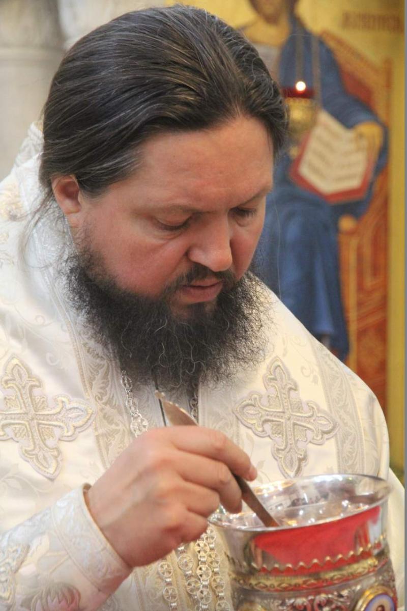 Київ. Архієпископ Никодим звершив Божественну літургію в Свято-Варваринському храмі