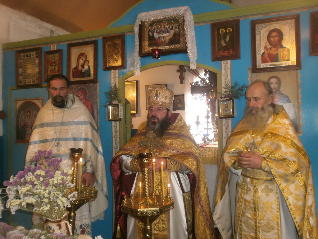 Божественна Літургія у храмі Різдва Пресвятої Богородиці с. Красівки: з молитвою за мир в Україні