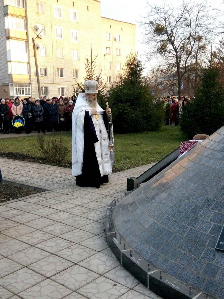 У Попільні вшанували жертв голодомору та освятили пам'ятник Небесній сотні!