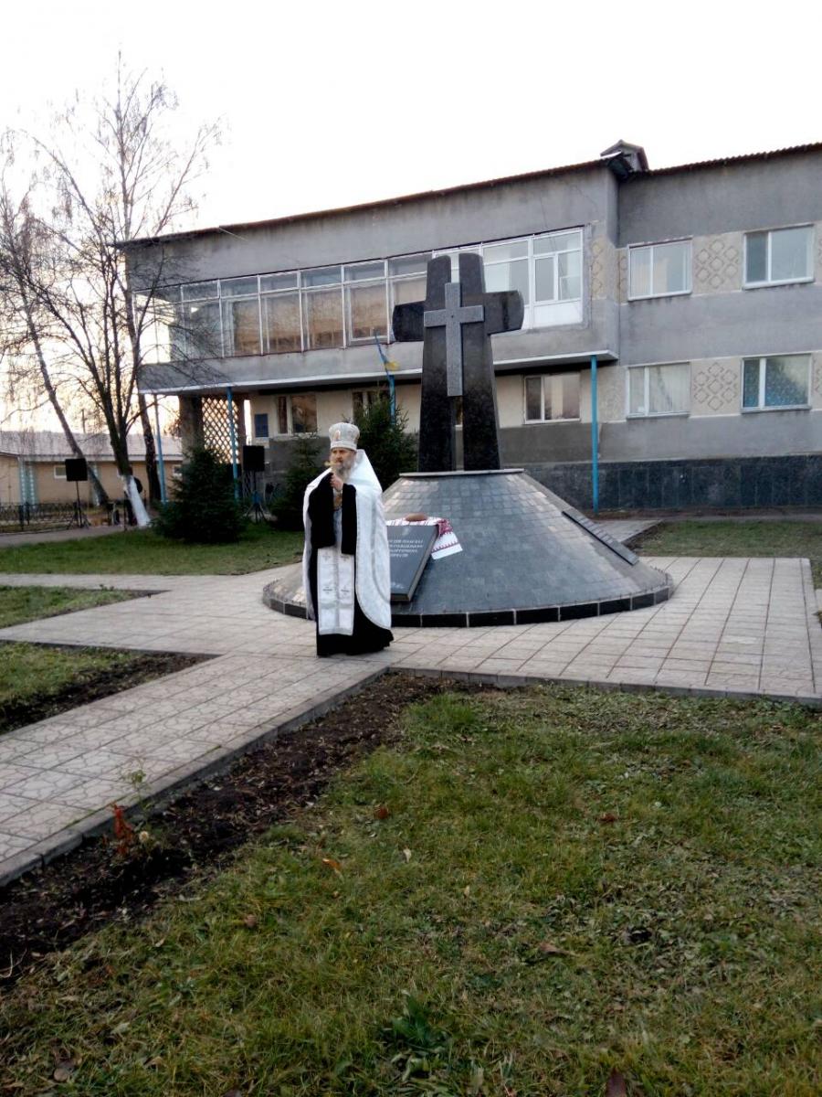 У Попільні вшанували жертв голодомору та освятили пам'ятник Небесній сотні!