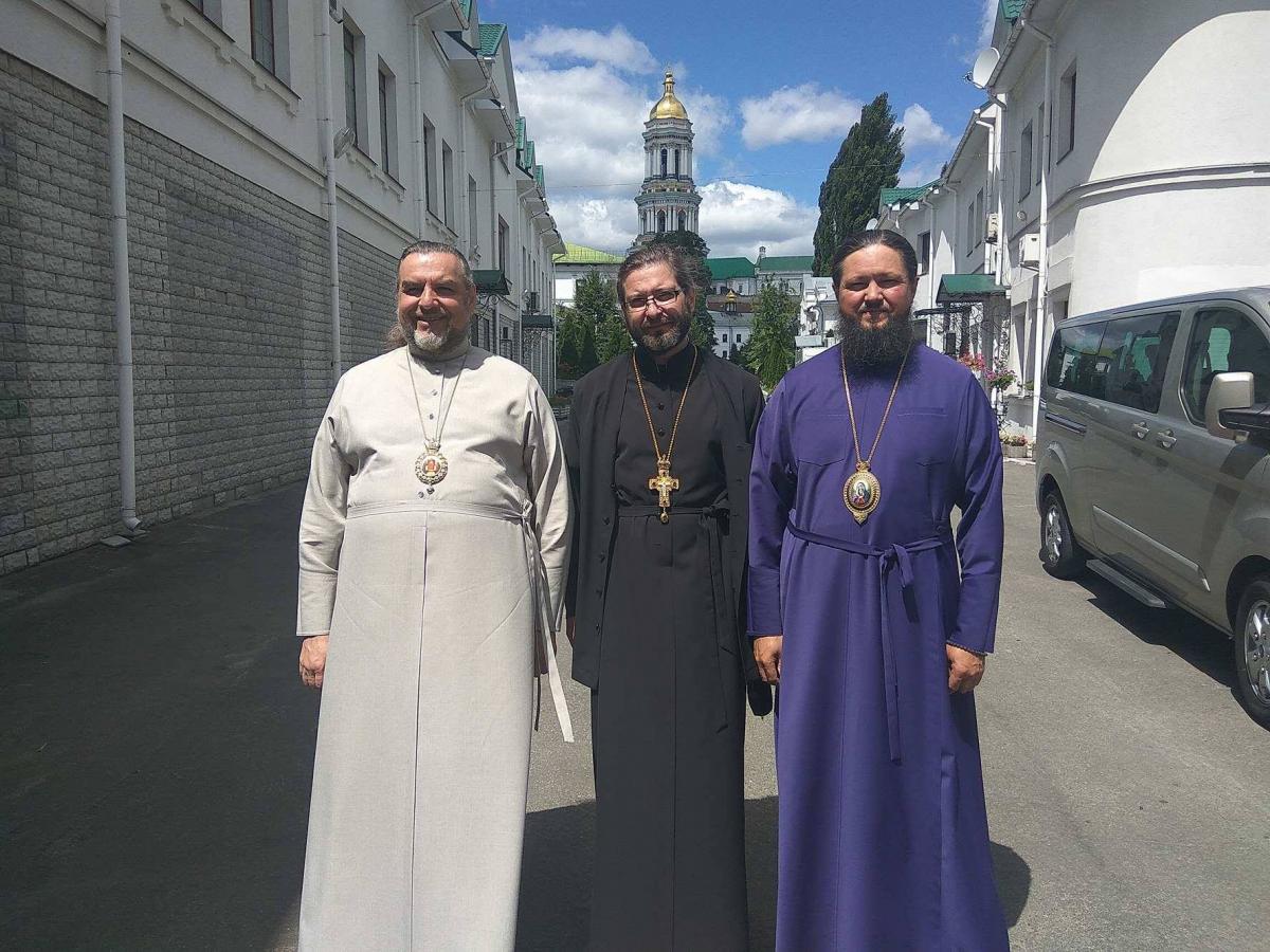 Київ. Архієпископ Никодим взяв участь в заупокійній літургії за спочилим Предстоятелем УПЦ!