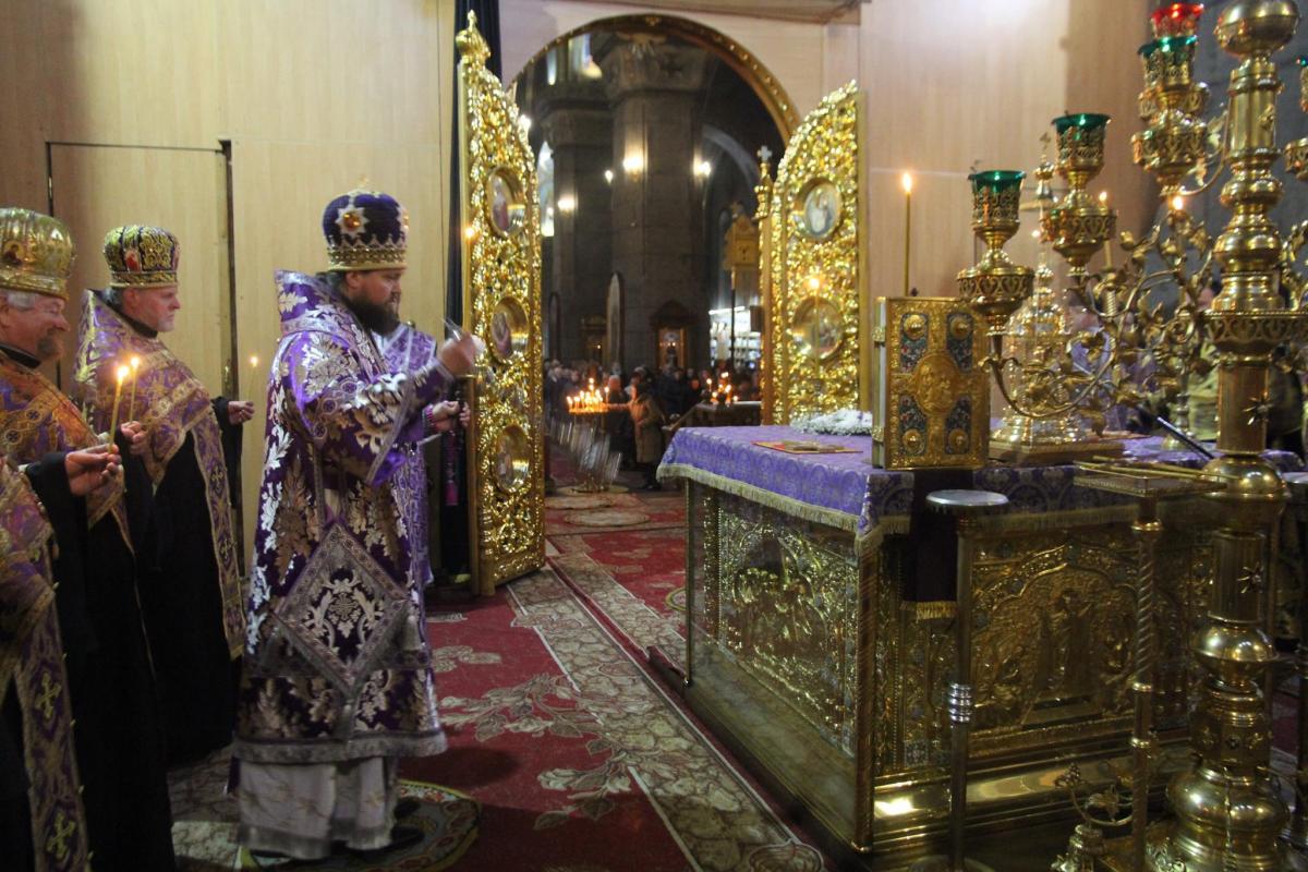 Середина Чотиридесятниці. Винесення Чесного і Животворящого Хреста Господнього!