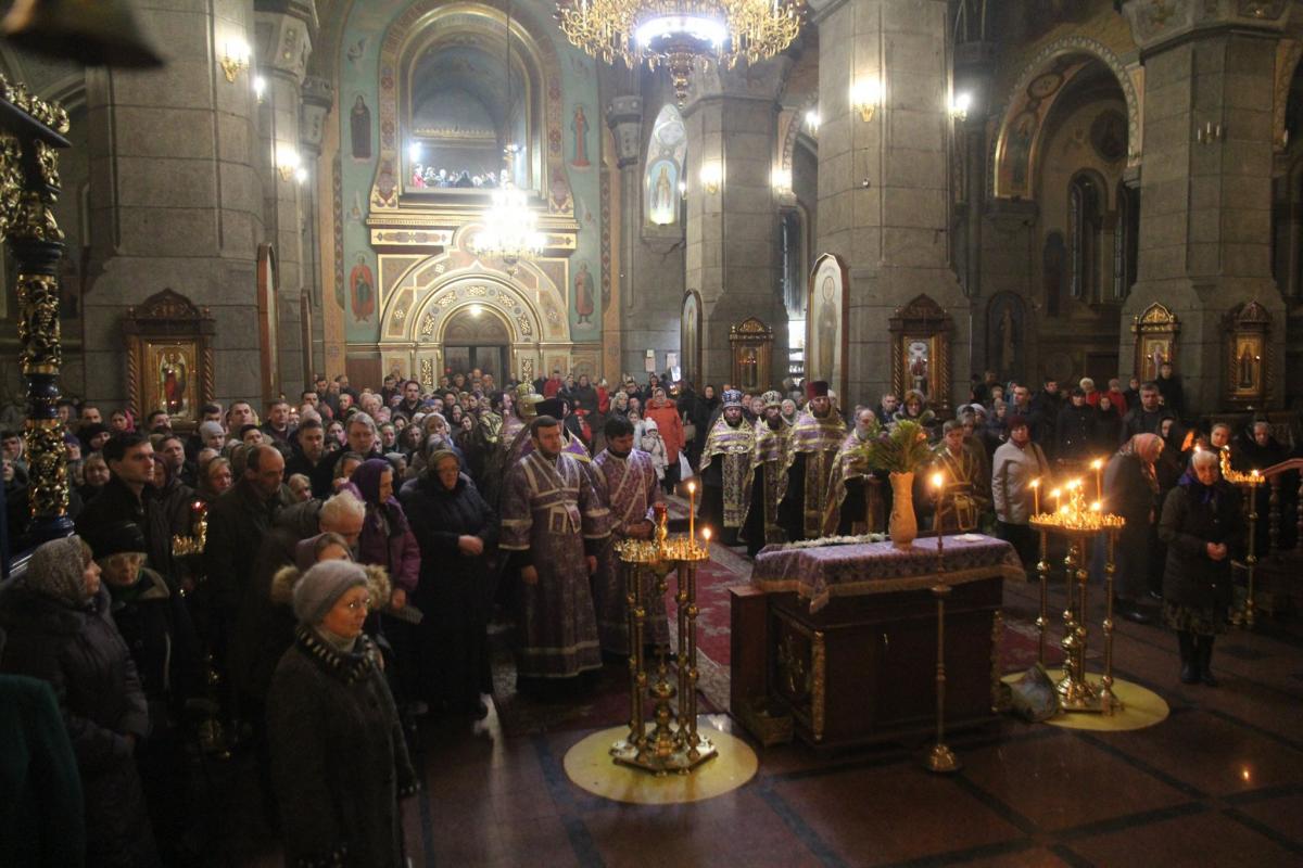 Середина Чотиридесятниці. Винесення Чесного і Животворящого Хреста Господнього!