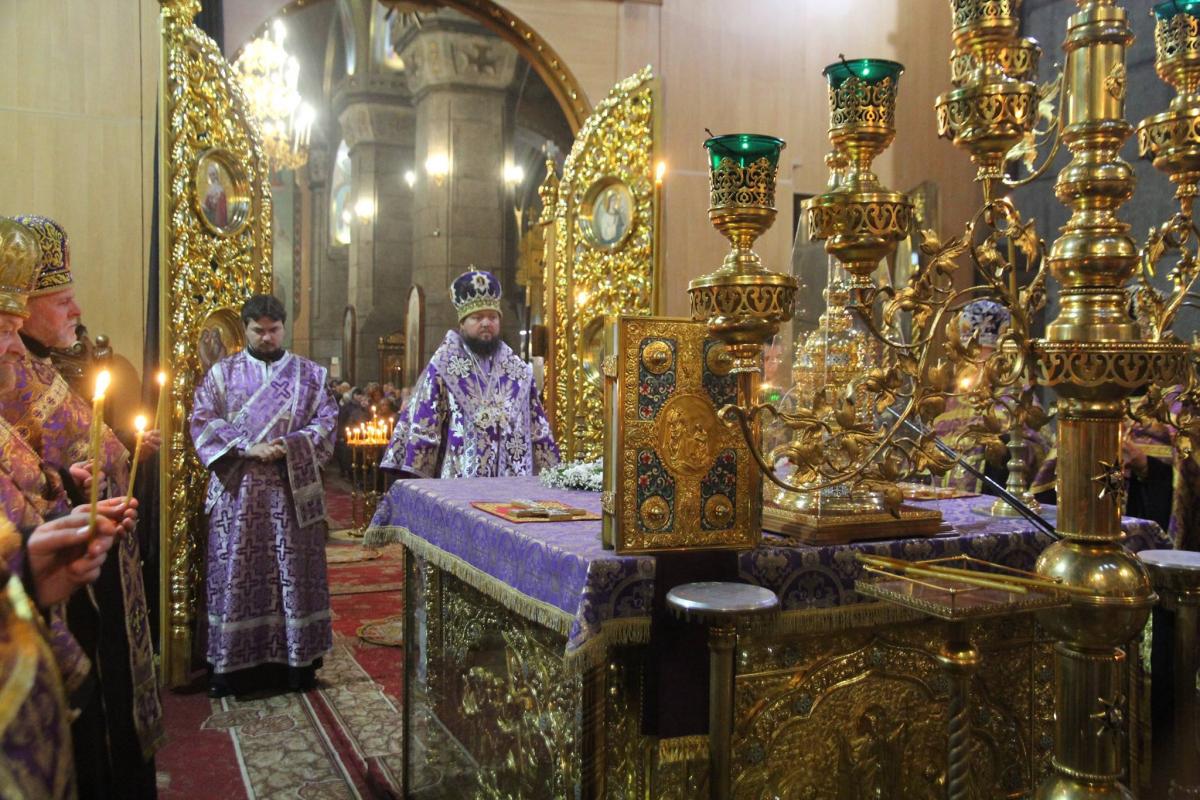 Середина Чотиридесятниці. Винесення Чесного і Животворящого Хреста Господнього!