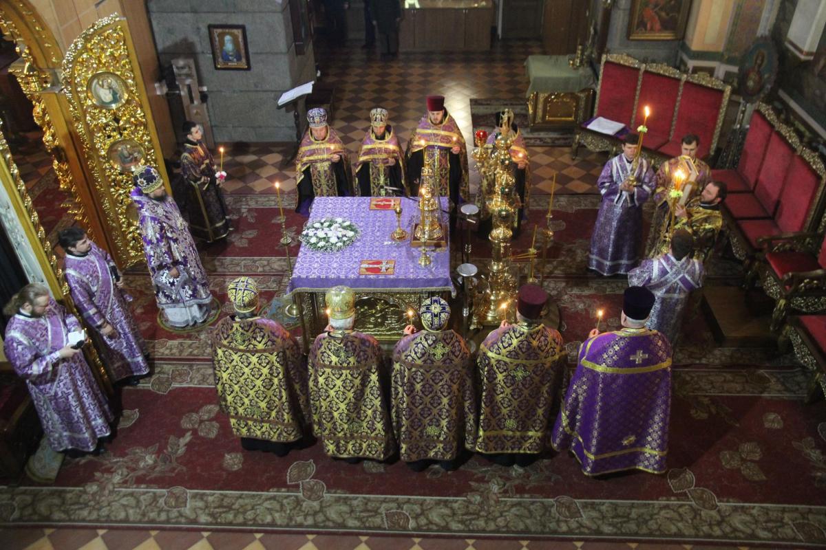 Середина Чотиридесятниці. Винесення Чесного і Животворящого Хреста Господнього!