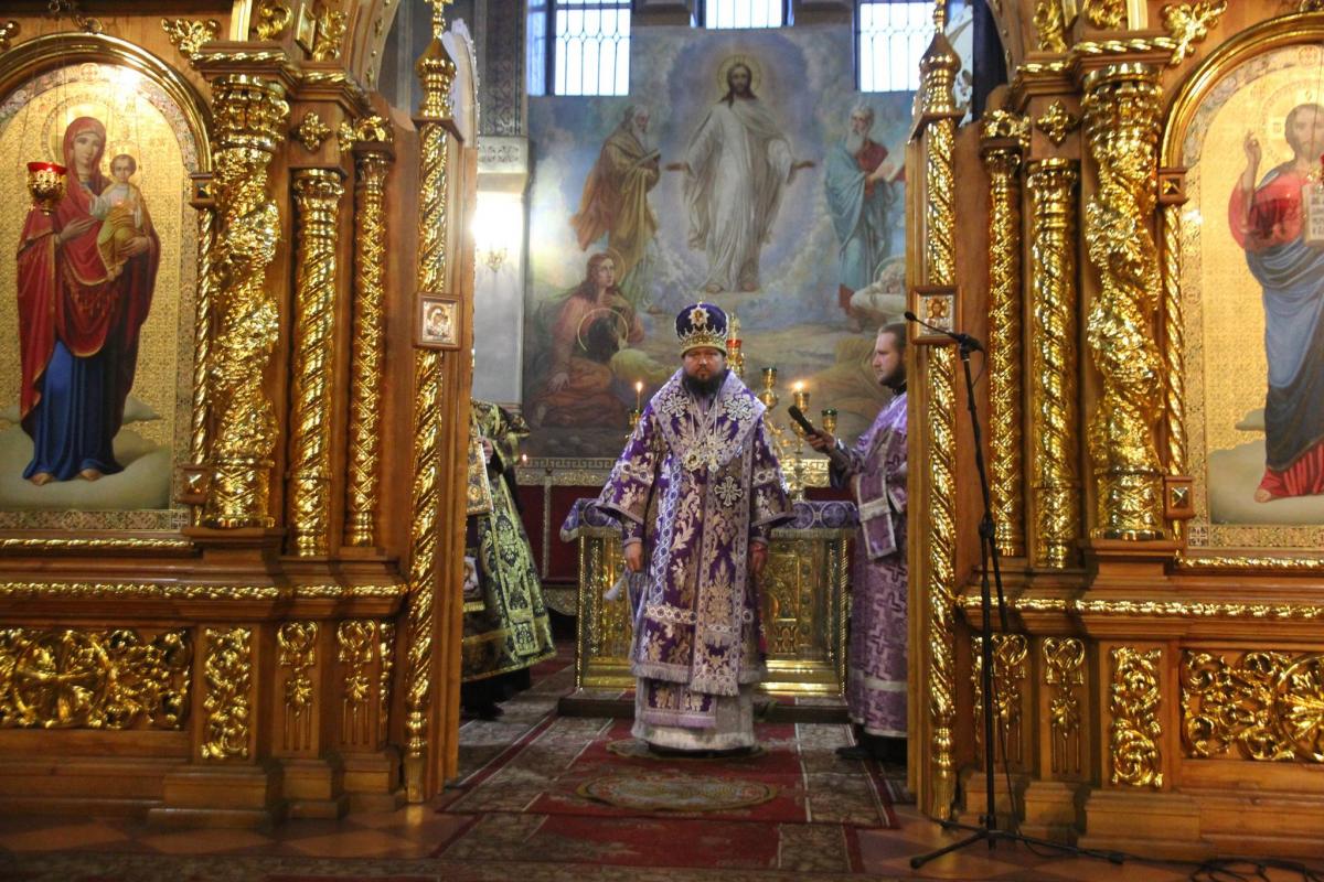 Середина Чотиридесятниці. Винесення Чесного і Животворящого Хреста Господнього!
