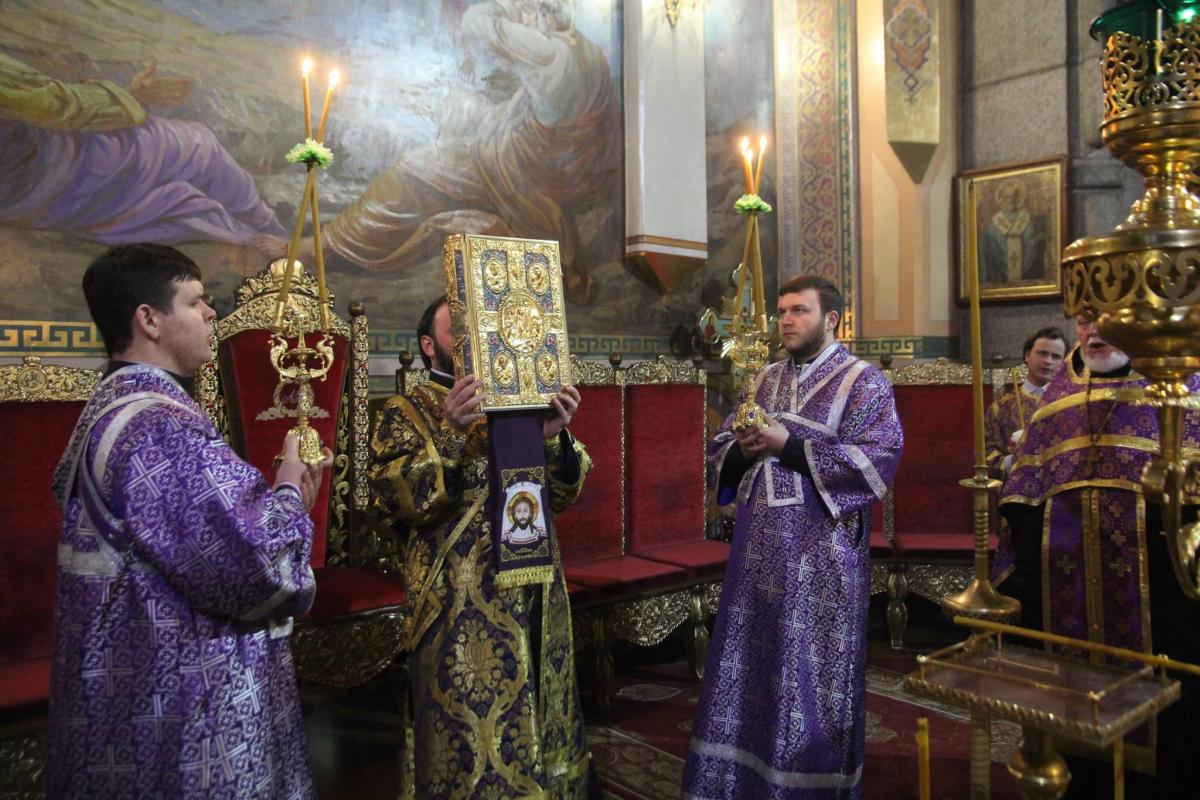 Середина Чотиридесятниці. Винесення Чесного і Животворящого Хреста Господнього!