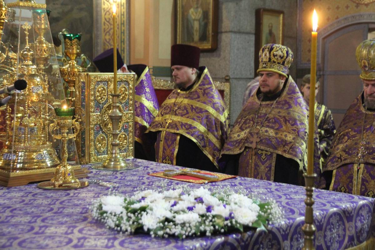 Середина Чотиридесятниці. Винесення Чесного і Животворящого Хреста Господнього!