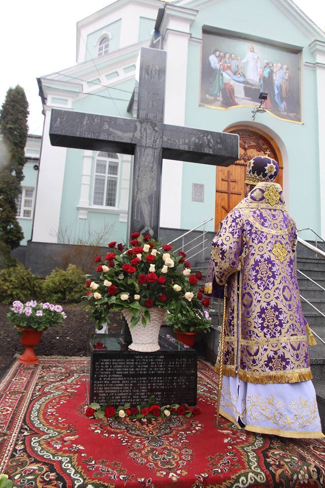 Хрестопоклонна Неділя. Божественна літургія та освячення Поклонного Хреста на території Успенського собору міста Житомира!