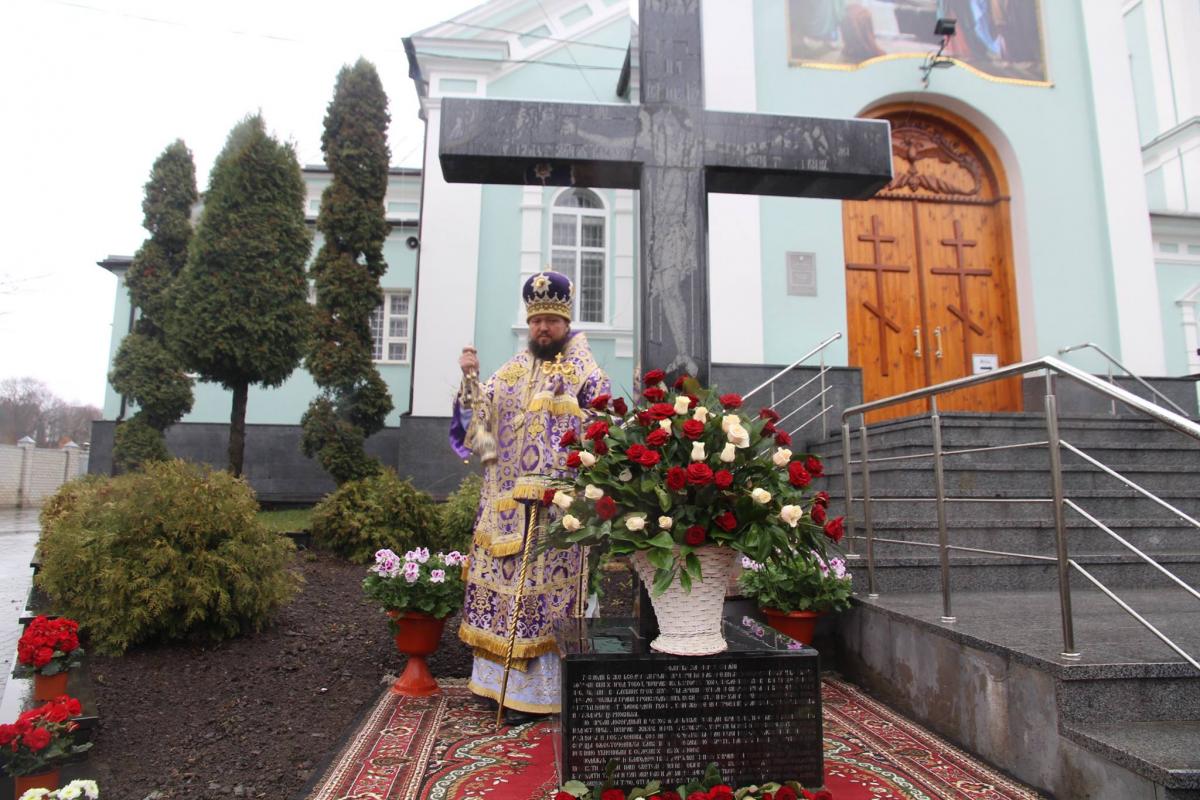 Хрестопоклонна Неділя. Божественна літургія та освячення Поклонного Хреста на території Успенського собору міста Житомира!