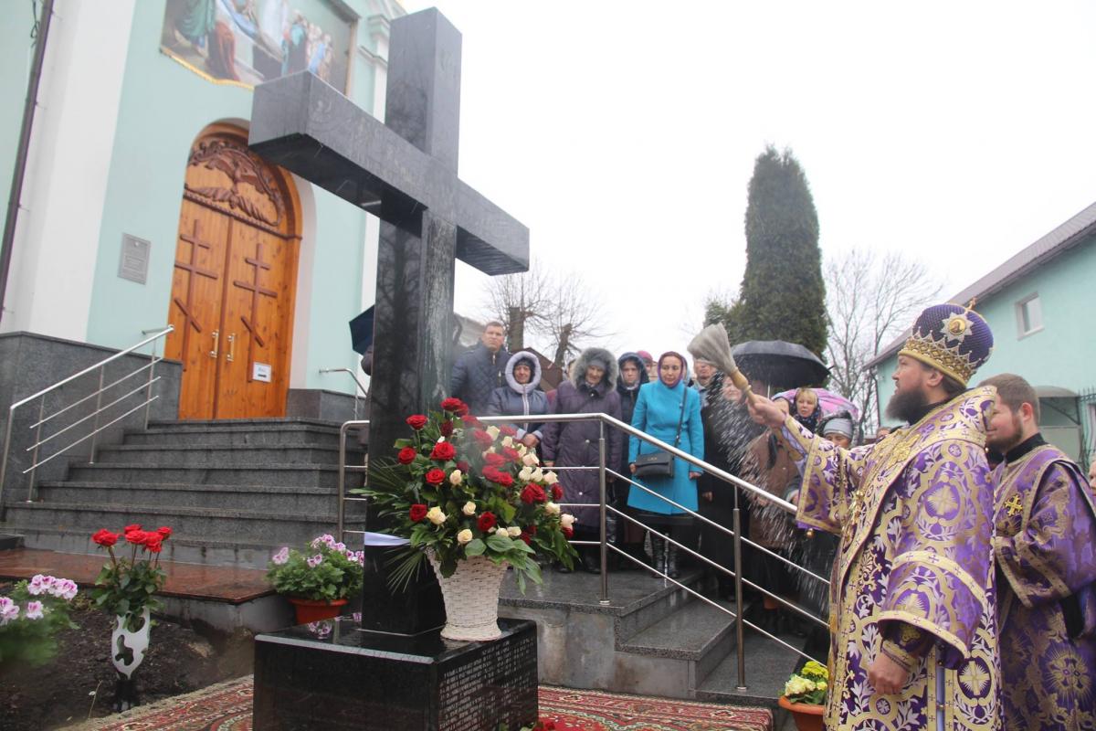 Хрестопоклонна Неділя. Божественна літургія та освячення Поклонного Хреста на території Успенського собору міста Житомира!