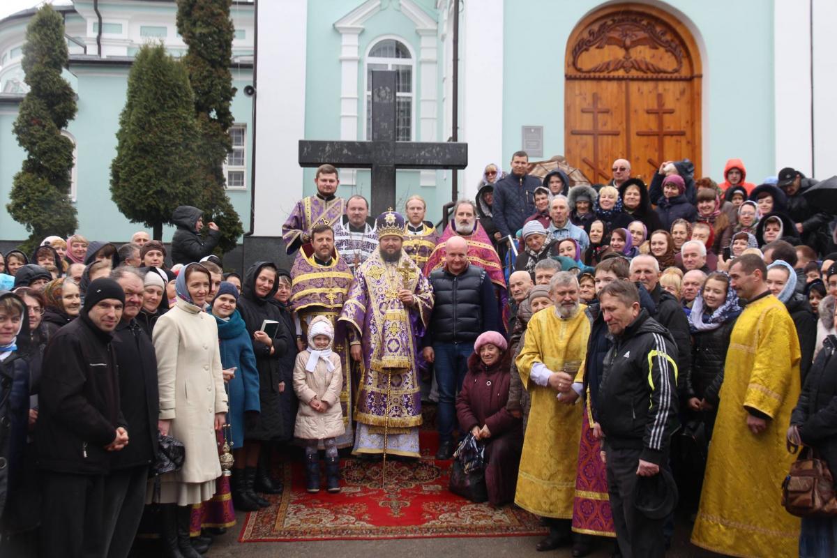 Хрестопоклонна Неділя. Божественна літургія та освячення Поклонного Хреста на території Успенського собору міста Житомира!