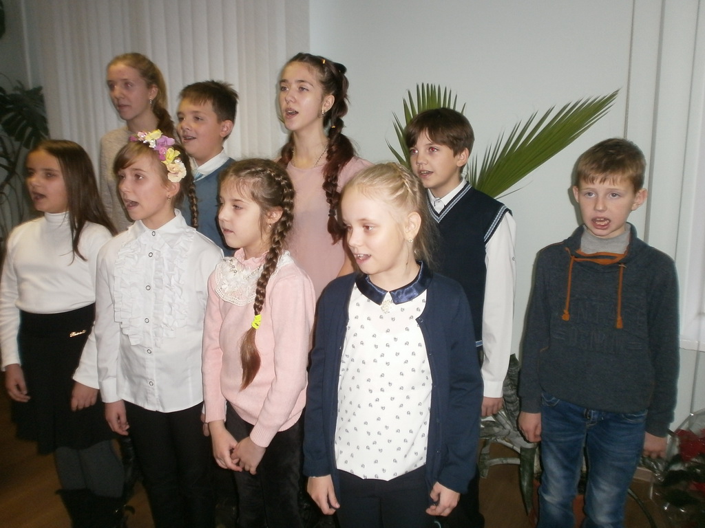 Учні Недільної школи «Іскринка» при храмі ікони Матері Божої «Цілителька» привітали концертною програмою головного лікаря Бердичівської ЦМЛ із Днем народження