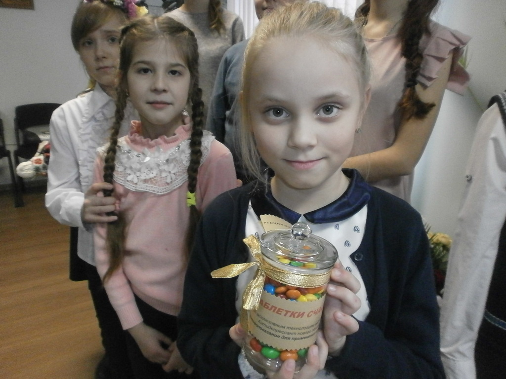 Учні Недільної школи «Іскринка» при храмі ікони Матері Божої «Цілителька» привітали концертною програмою головного лікаря Бердичівської ЦМЛ із Днем народження