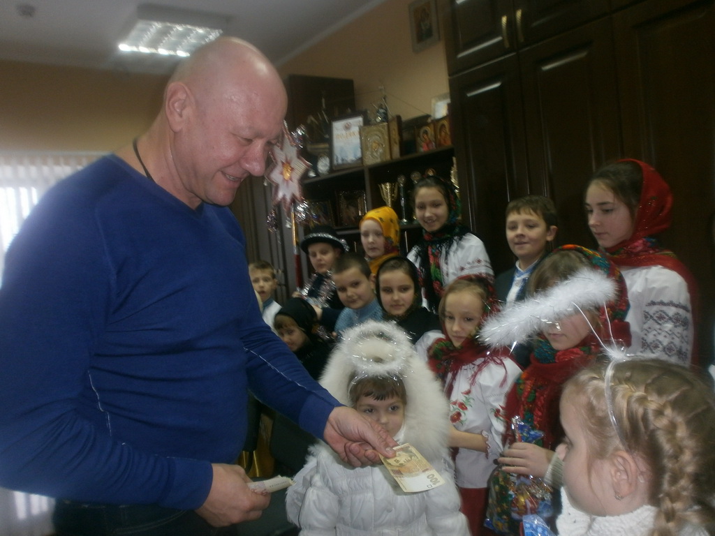 У Бердичеві вихованці Недільної школи «Іскринка» при храмі ікони Божої Матері «Цілителька» тішили жителів колядками