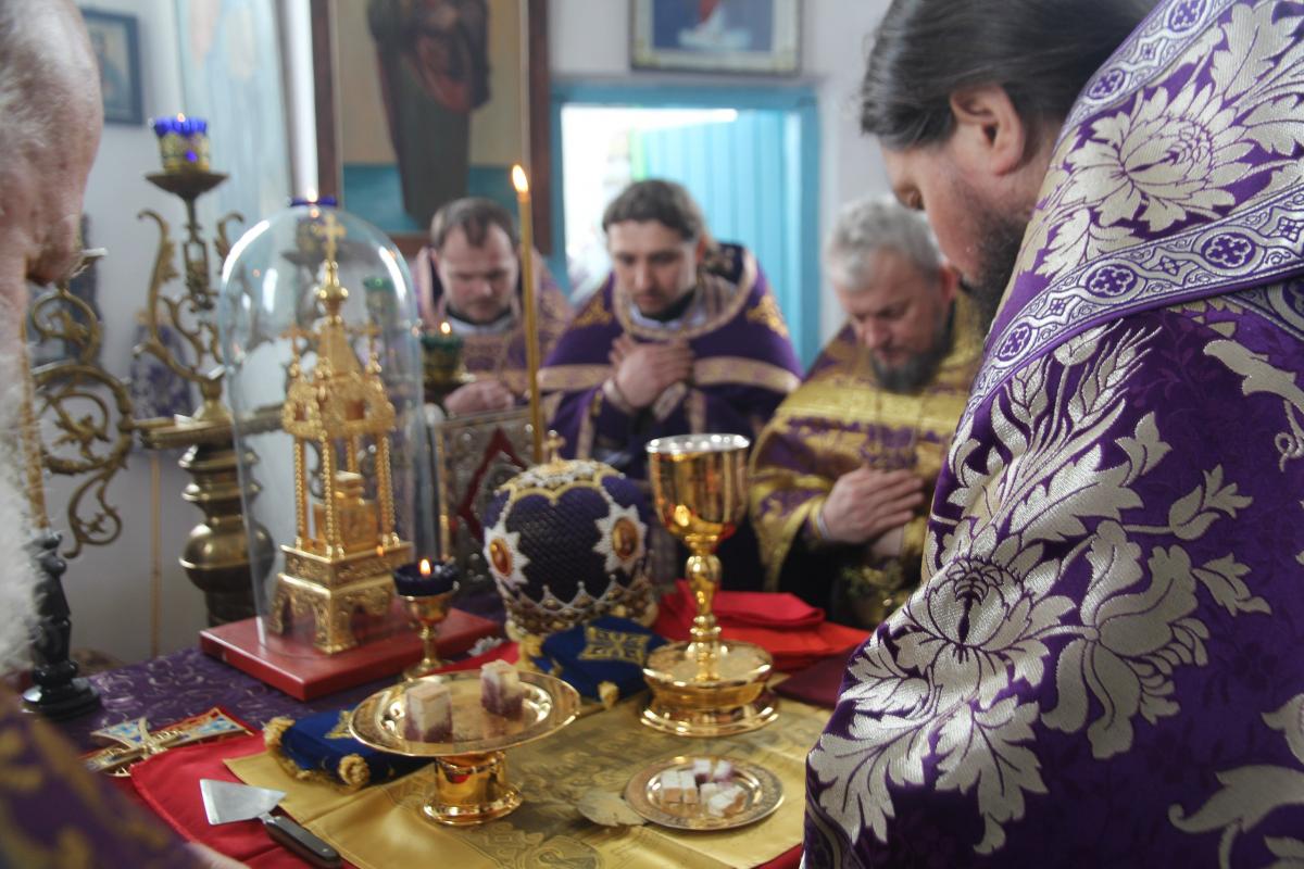 У селищі Вигнанка відбулась архієрейська літургія та сповідь духовенства Любарського благочиння.