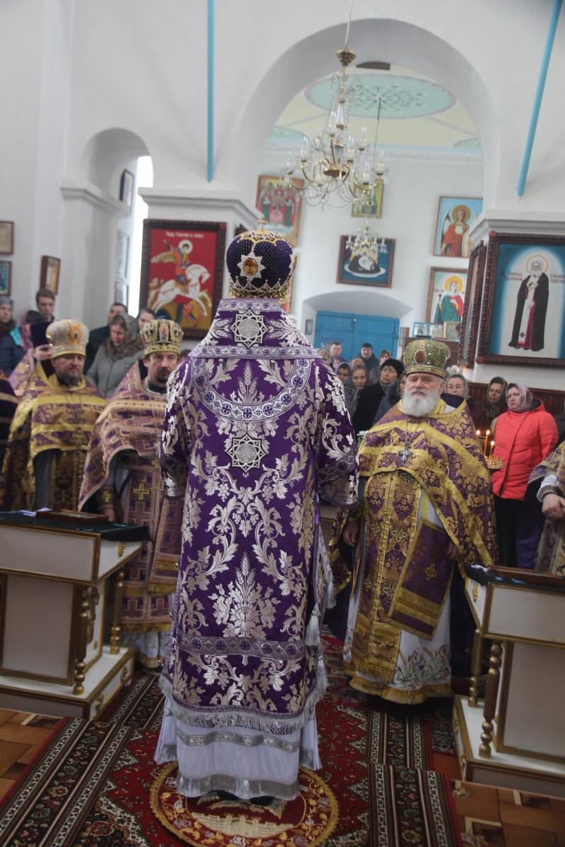 У селищі Вигнанка відбулась архієрейська літургія та сповідь духовенства Любарського благочиння.