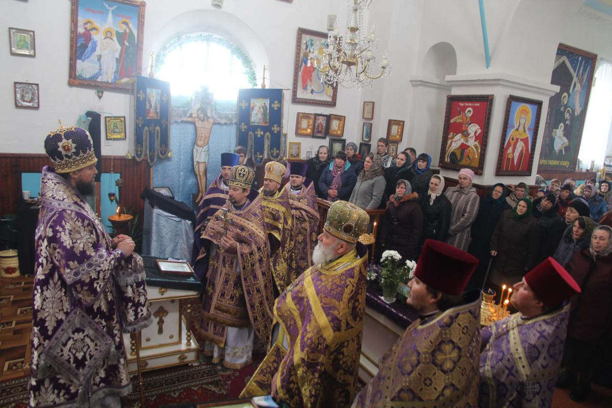 У селищі Вигнанка відбулась архієрейська літургія та сповідь духовенства Любарського благочиння.